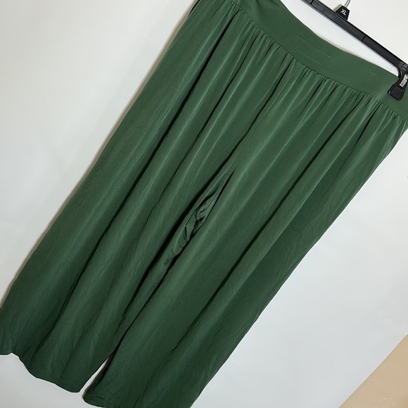 Torrid 1 CROP PULL-ON WIDE LEG STUDIO KNIT MID-RISE PANT - Picture 8 of 8